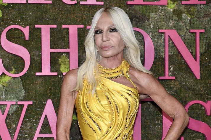 Donatella Versace hefur stýrt Versace fá morðinu á bróður sínum Gianni árið 1997.