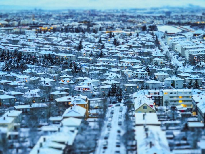 Að jafnaði voru 194.900 manns á aldrinum 16-74 ára á vinnumarkaði í nóvember síðastliðnum.