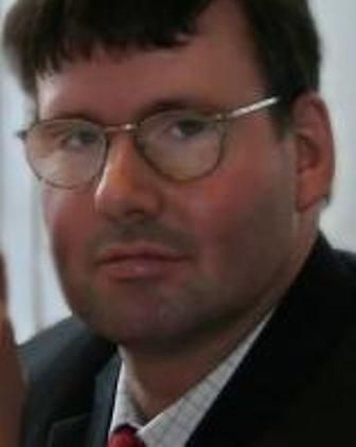 Andrés Tómasson er ekki enn fundinn. Þeir sem vita um ferðir Andrésar eða hafa séð bíl hans eru beðnir um að hafa samband við lögreglu.