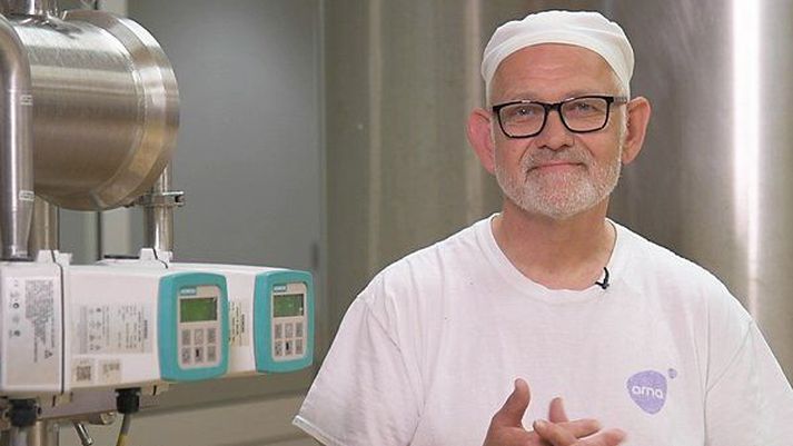 Hálfdán Óskarsson er stofnandi Örnu en hann lét af störfum sem framkvæmdastjóri fyrr á árinu og leiðir núna framleiðslu og vöruþróun félagsins í Bolungarvík.