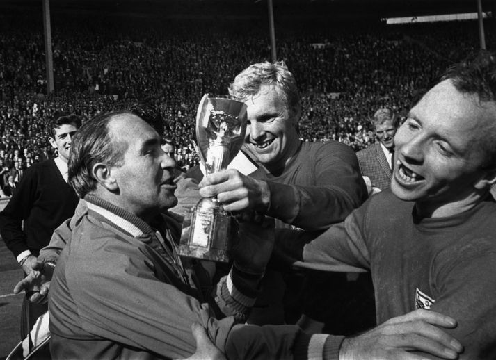 Nobby Stiles (lengst til hægri) fagnar heimsmeistaratitlinum 1966 ásamt Alf Ramsey og Bobby Moore.