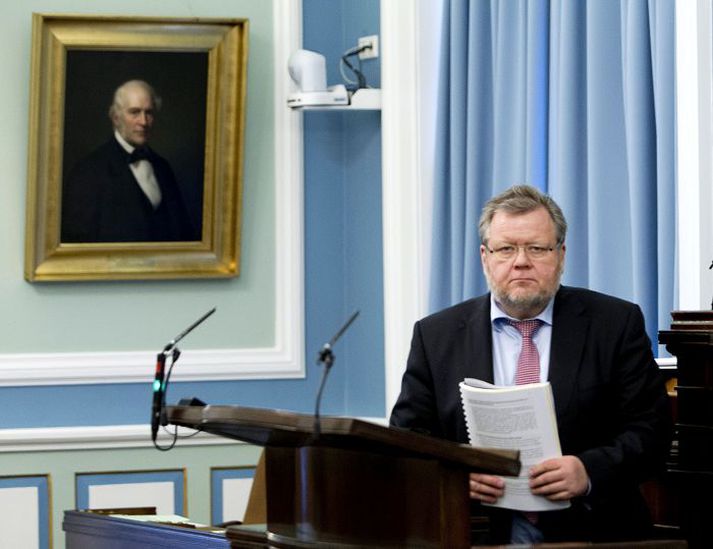 þungt mál Utanríkismál Íslendinga hverfast um Evrópusambandsumsókn, ef marka má umræður á þingi í gær. Miklar deilur voru um skýrslu Össurar Skarphéðinssonar utanríkisráðherra og kröfðust margir þingmenn þjóðaratkvæðagreiðslu um hvort draga ætti umsóknina til baka.fréttablaðið/vilhelm