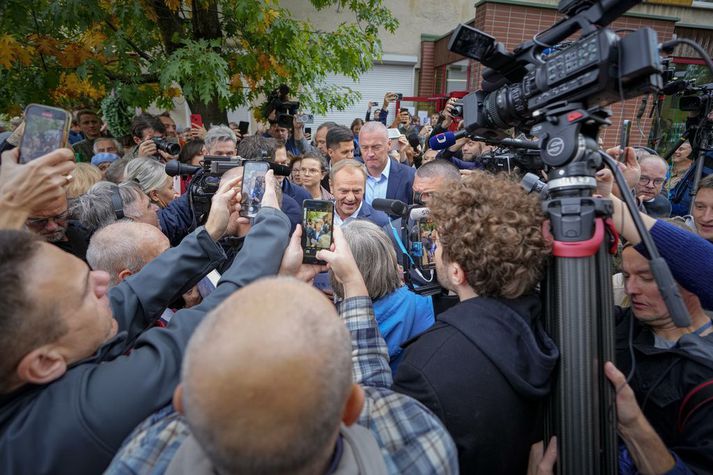 Donald Tusk, leiðtogi Borgaraflokksins, hefur lýst yfir sigri í þingkosningunum í Póllandi eftir að útgönguspár sýndu að stjórnarflokkkurinn Lög og réttlæti nær ekki meirihluta. Líklegt þykir að hann muni leiða samsteypustjórn þriggja flokka.