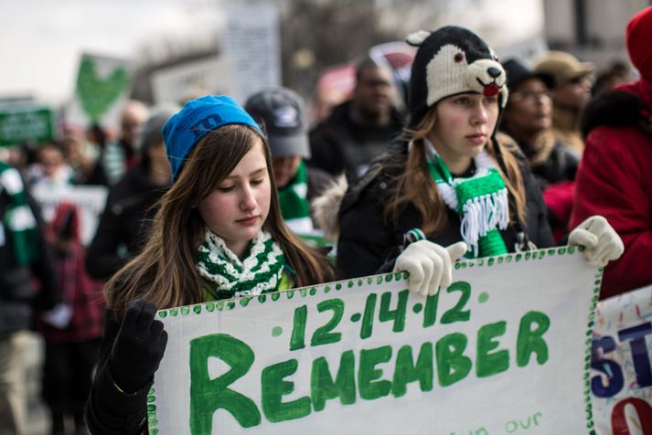 Göngufólkið var með græna og hvíta trefla en um einkennisliti Sandy Hook skólans er að ræða.