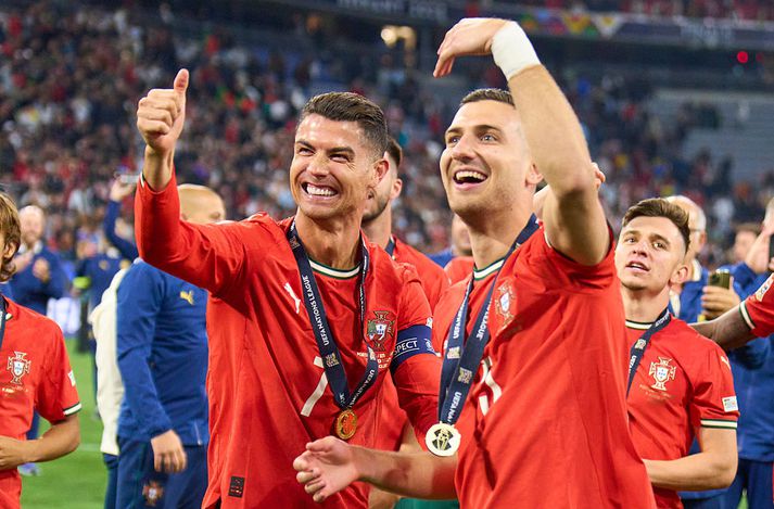 Cristiano Ronaldo og Diogo Dalot glaðbeittir eftir sigur Portúgala í Þjóðadeildinni í fyrra.