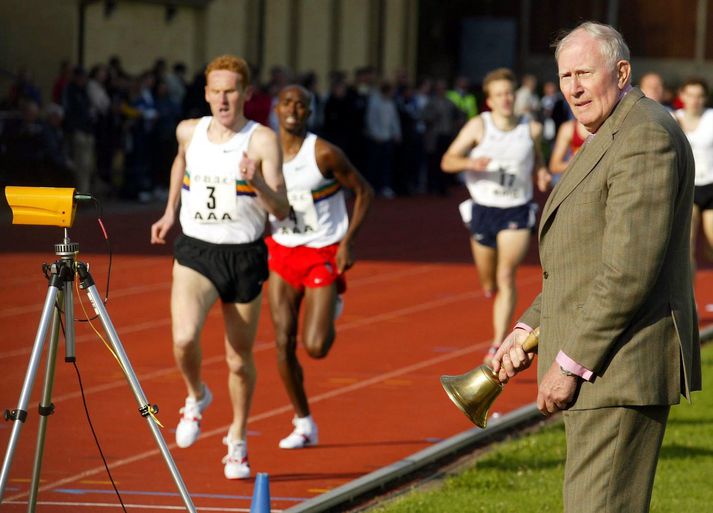 Sir Roger Bannister sést hér fagna 50 ára afmæli heimsmetsins.