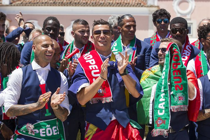 Ronaldo og félagar voru hylltir sem þjóðhetjur við komu sína til Lissabon í dag.