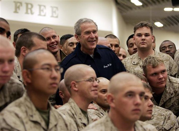 Bush í hópi bandarískra hermanna.