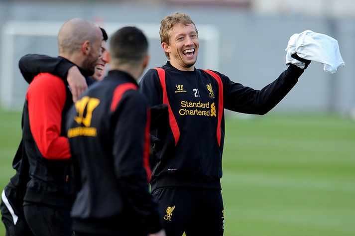 Lucas Leiva grínast á æfingu með Liverpool.