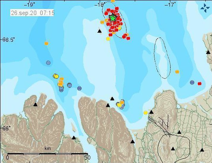 Mapa pokazująca serię trzęsień ziemi w okolicy wyspy Grímsey. Zielone gwiazdy, pokazują trzęsienia ziemi, których siła była powyżej trzech stopni. 