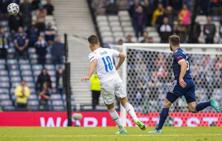 Patrik Schick lætur vaða rétt fyrir innan miðju. Skömmu síðar lá boltinn í skoska markinu.