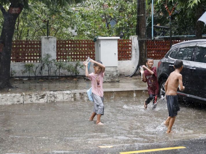 Börn að leik í úrhelli í Yangon í Búrma. El niño-fyrirbrigðið hefur mikil áhrif á úrkomumynstur víða um jörðina, þar á meðal í sunnanverðri Asíu.