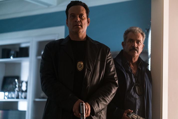 Löggutvíeykið Brett Ridgeman (Mel Gibson) og Anthony Lurasetti (Vince Vaughn), vílar ekki fyrir sér að brjóta lögin eftir að hafa málað sig út í horn í vinnunni.