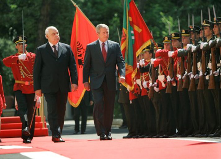 George Bush ásamt Alfred Moisiu, forseta Albaníu í Tírana í morgun.