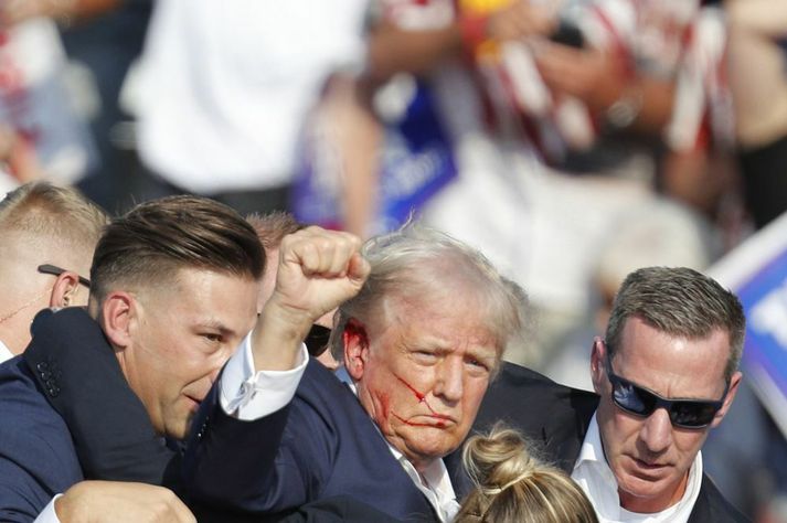 Trump var skotinn í eyrað.