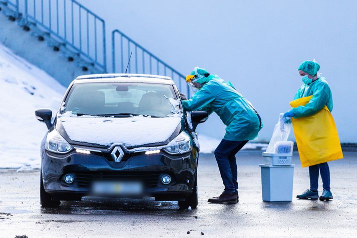 Við lifum ansi óvenjulega tíma. Það er til dæmis frekar óvenjulegt að heilbrigðisstarfsmenn klæðist hlífðargalla frá toppi til táar og taki sýni úr fólki úti í bíl svo hægt sé að kanna hvort viðkomandi sé smitaður af kórónuveirunni.