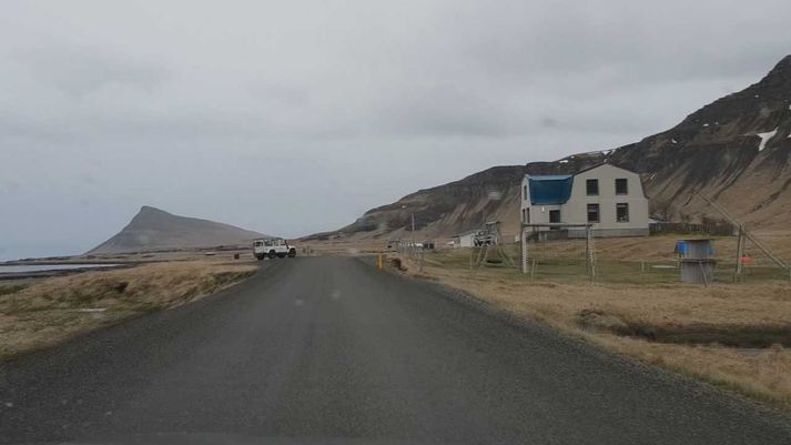 Frá Finnbogastöðum í Trékyllisvík. Þar er grunnskóli Árneshrepps. Reykjaneshyrna sést fjær til vinstri.