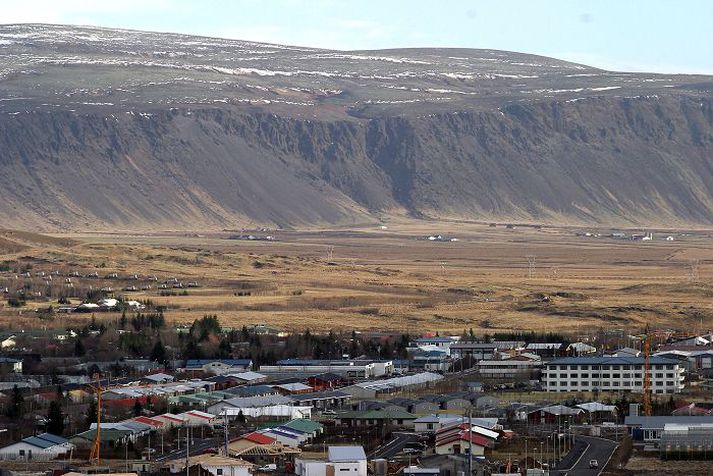 Hveragerði hefur löngum verið þekkt fyrir einstaka náttúrufegurð og gjöful gróðurhús. Nú er bærinn að fyllast af listamönnum og mikil gleði í loftinu í bland við brennisteinsvetni.