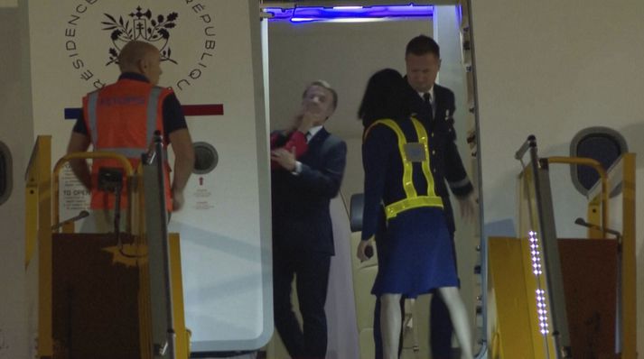 Brigitte Macron ýtti eða sló í andlit Emmanuels Macron, en sá var fljóttur að brosa og veifa myndavélinni þegar hann sá hana.