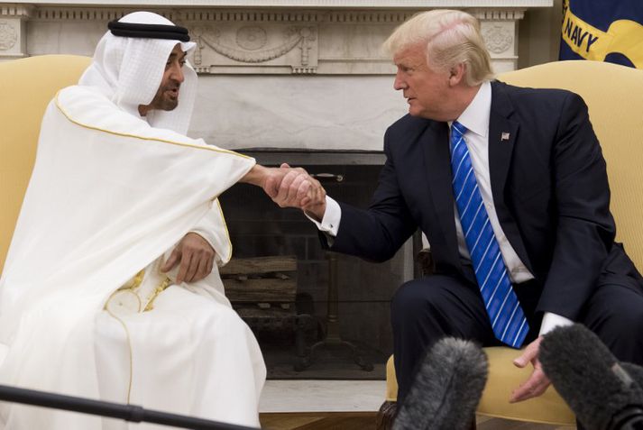 Trump Bandaríkjaforseti og Mohammed bin Zayed al-Nahyan, krónprins Abú Dabí, takast í hendur í Hvíta húsinu í maí í fyrra. Nahyan er æðsti yfirmaður herafla Sameinuðu arabísku furstadæmanna og raunverulegur leiðtogi sambandsríkisins.