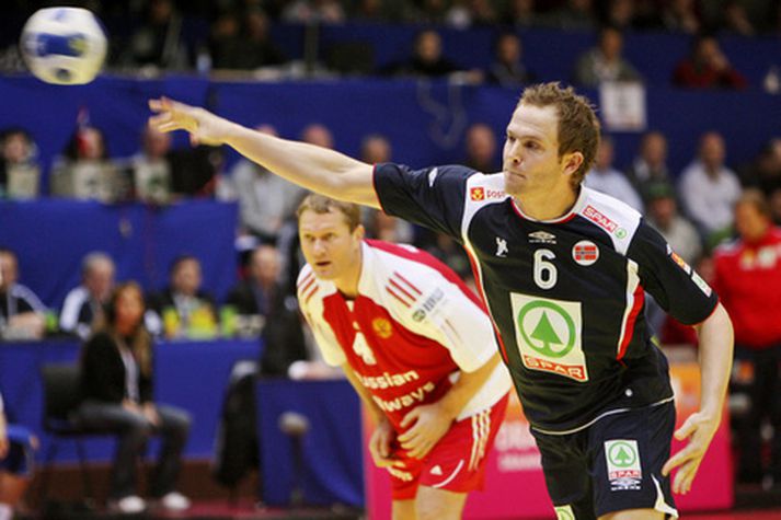 Kjetil Strand skorar úr víti í leiknum í dag.
