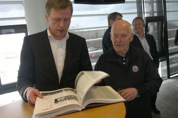 Geir Þorsteinsson, formaður KSÍ, gluggar í bókina með góðum félaga. Mynd/ Vilhelm.