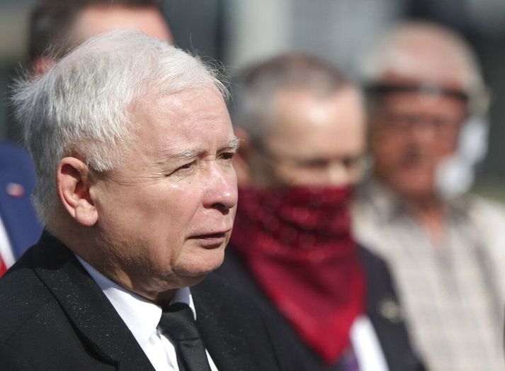 Jaroslaw Kaczynski er leiðtogi Laga og réttlætis en situr þó hvorki í ríkisstjórn né á þingi. Engu að síður er almennt litið svo á í Póllandi að Kaczynski hafi flest völd í höndum sér.