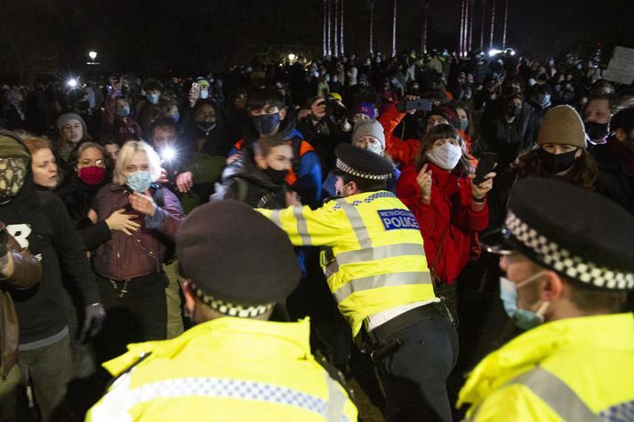 Minningarsamkoman var haldin nærri götunni þar sem Everard sást síðast í Suður-London. Til átaka koma á milli lögreglu og viðstaddra.