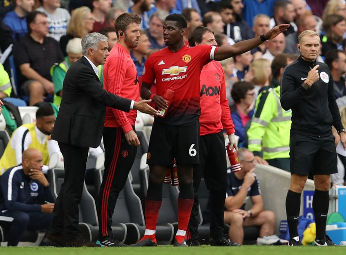 Pogba ræðir við Mourinho með fyrirliðabandið á vinstri handlegg. Hann mun ekki bera þetta band aftur á næstunni