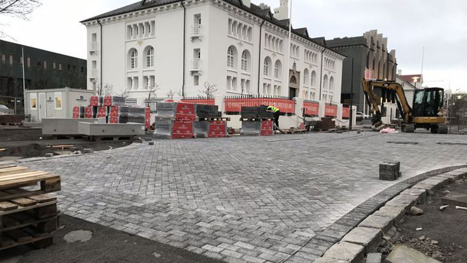 Strætó ekur Hverfisgötu á ný - Vísir