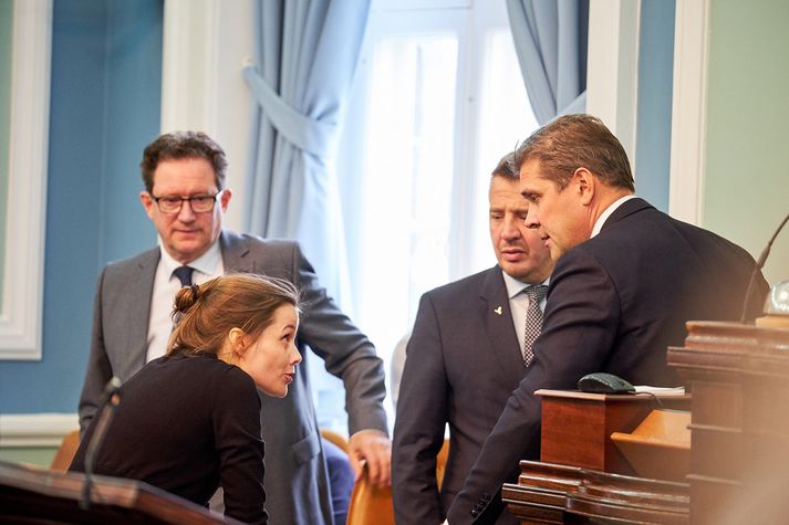 Þessi mynd var tekin á þinginu í gær. Væri hún tekin í dag mætti gera sér í hugarlund að Katrín Jakobsdóttir væri að segja Bjarna Benediktssyni tíðindin.Utanríkisráðherra virðist í það minnsta ekki lítast á blikuna.