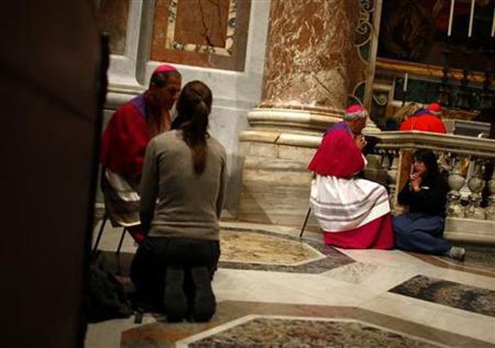 Biskupar hlýða á skriftir skjólstæðinga sinna í Vatíkaninu.