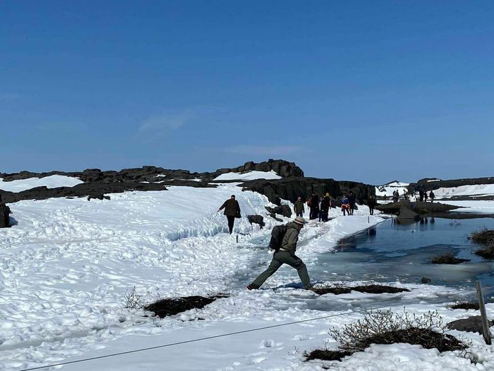 Gönguleiðinni að Dettifossi hefur verið lokað, en aðstæður eru varasamar vegna leysinga.