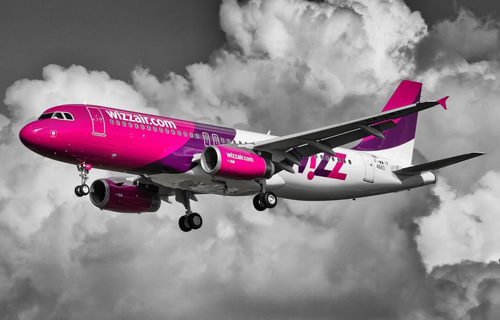 Flugstjóri farþegaþotu Wizz air á leið frá Ungverjalandi til Íslands þurfti að nauðlenda í Noregi vegna íslensks karlmanns á sjötugsaldri sem lét öllum illum látum um borð í vélinni.