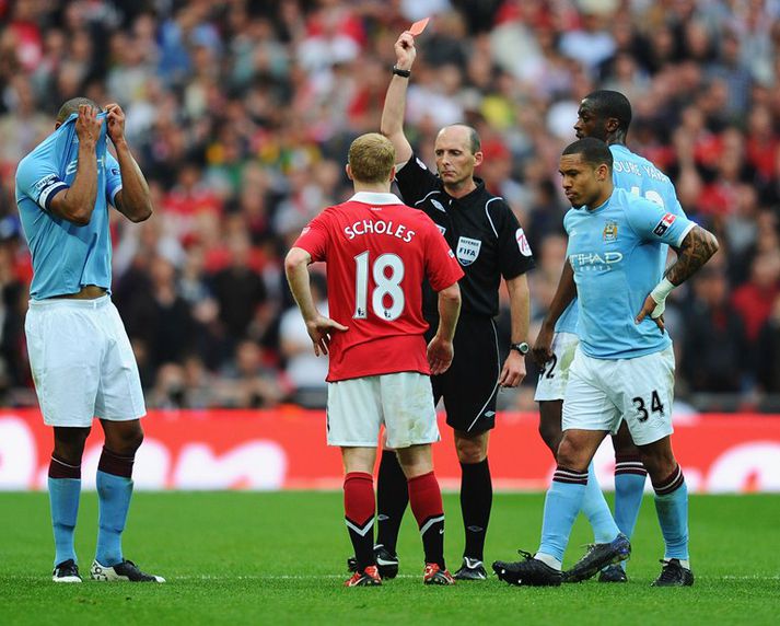 Mike Dean sýnir Scholes rautt spjald fyrir tæklinguna á Zabaleta