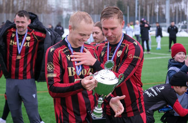 Daníel Hafsteinsson og Oliver Ekroth með Meistarabikarinn.