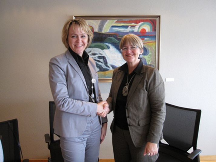 Hanna Birna Kristjánsdóttir borgarstjóri og Ásta Ragnheiður Jóhannesdóttir, félags- og tryggingamálaráðherra, handsöluðu samninginn í dag.