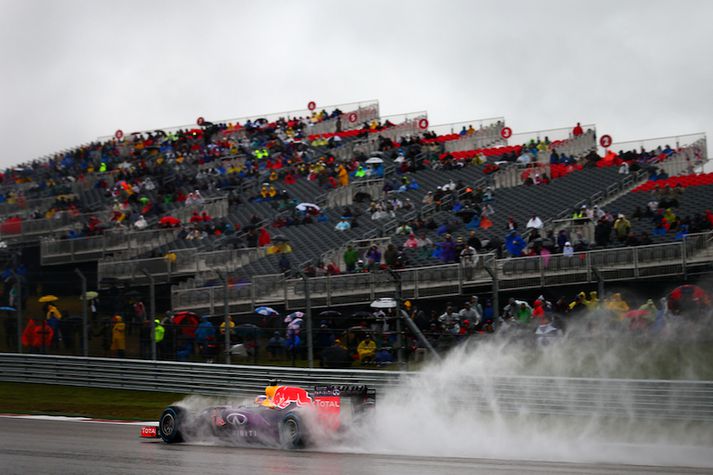 Daniel Ricciardo veður polla á Red Bull bílnum í fyrra, í bakgrunn má sjá tómlega stúkuna.