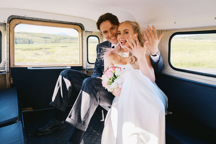 Hrefna Björg Gylfadóttir og Jóhannes Páll Magnússon giftu sig með pomp og prakt í íslenskri sveit á dögunum.