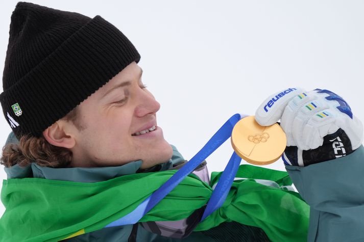 Lucas Pinheiro Braathen með Ólympíugullið sem var það fyrsta sem Brasilía vinnur á Vetrarólympíuleikum.