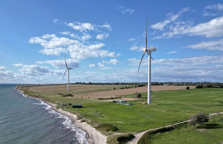 Vindmyllur á túni nærri Ærøskøbing á eyjunni Ærø í Damnmörku.