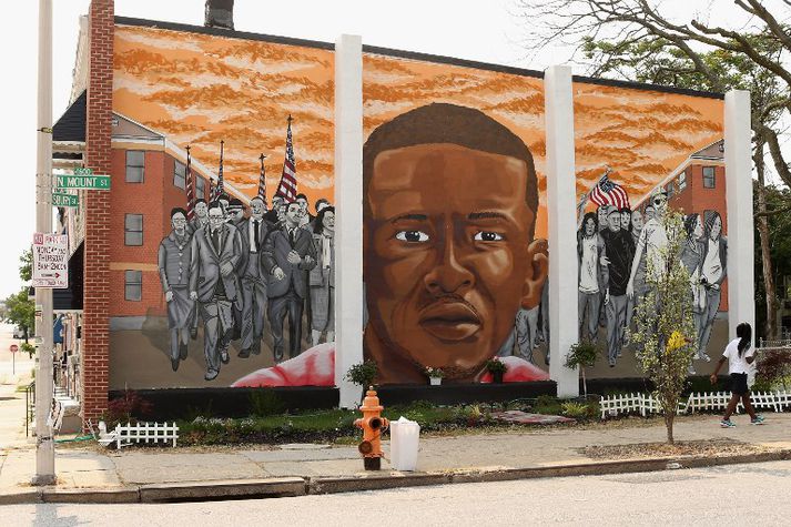 Veggmynd af hinum 25 ára Freddie Gray sem lést í umsjá lögreglu í Baltimore í apríl síðastliðinn.