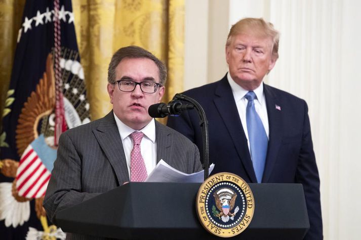 Trump með Andrew Wheeler, forstjóra Umhverfisstofnunarinnar, á viðburði í Hvíta húsinu í fyrra. Wheeler var áður málafylgjumaður fyrir jarðefnaeldsneytisfyrirtæki. Hann afnemur nú reglur um losun gróðurhúsalofttegunda sem mest hann má.