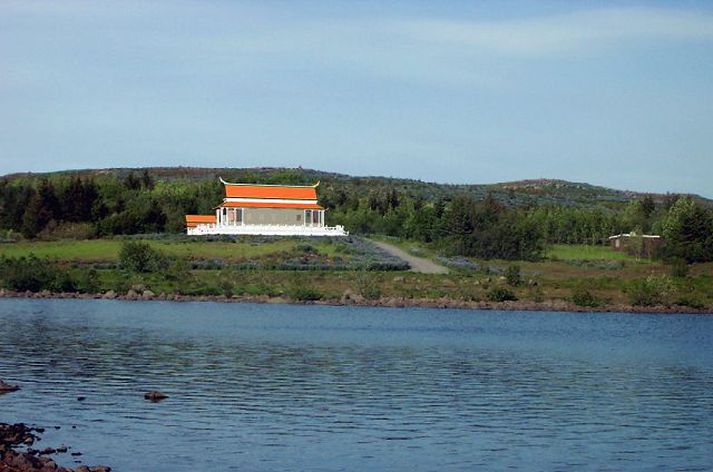 Frábær staður Í lítilli hvilft norðan við Rauðavatn í hvarfi austan við byggingu Morgunblaðsins rís hof búddista á Íslandi.