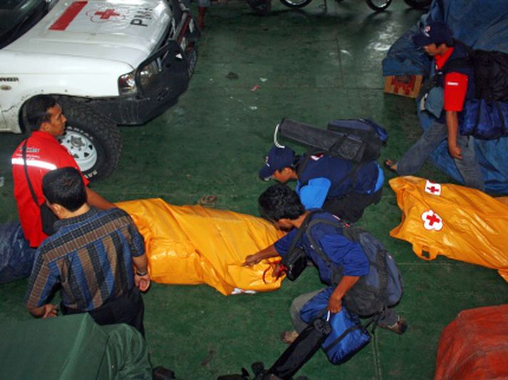 Að minnsta kosti 100 eru látnir og 500 er saknað.