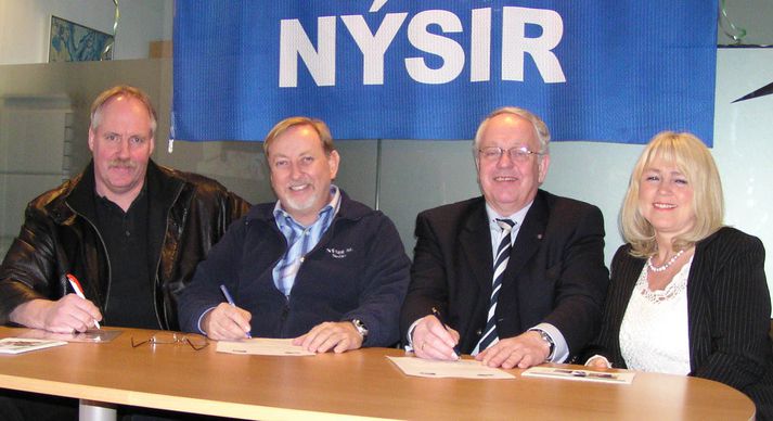 Frá undirritun samnings Nýsis og Fjölsmiðjunnar. Frá vinstri: Þorbjörn Jensson, forstöðumaður, Stefán Þórarinsson, stjórnarformaður Nýsis, Kristján Guðmundsson, stjórnarformaður Fjölsmiðjunnar og Steinunn Guðnadóttir, fulltrúi SSH í stjórn Fjölsmiðjunnar.