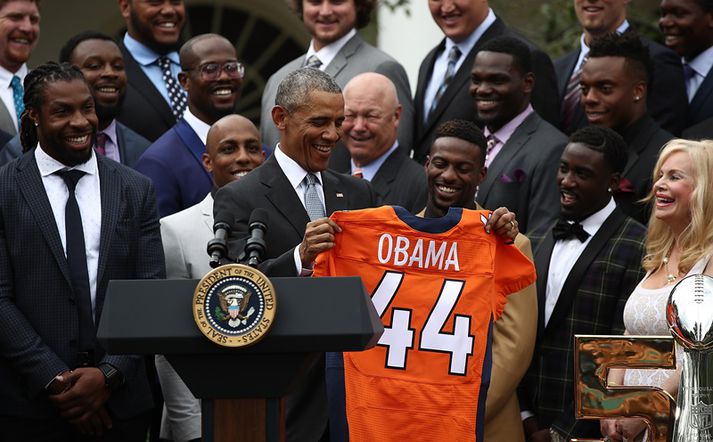 Obama fékk að sjálfsögðu Broncos-treyju.