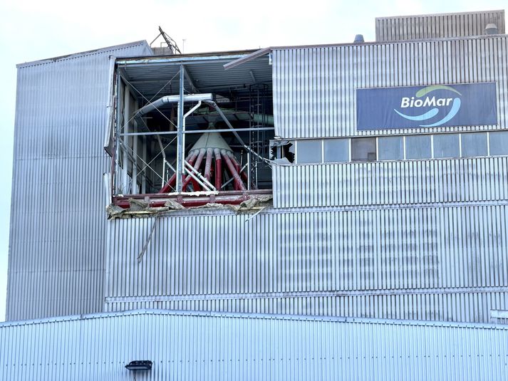 Hluti hliðar hússins fór af við sprenginguna. 