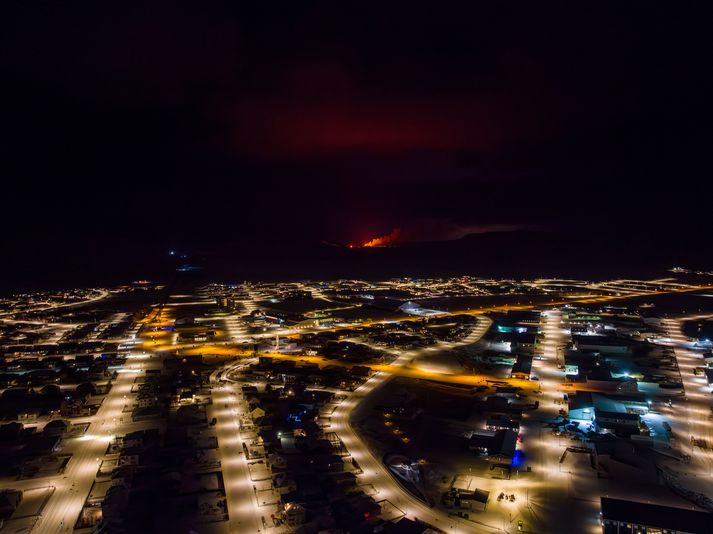 Eldgosið er rétt norðan Grindavíkur. Þessi mynd er frá fyrra gosi, sem kom upp lengra norðaustan bæjarins.