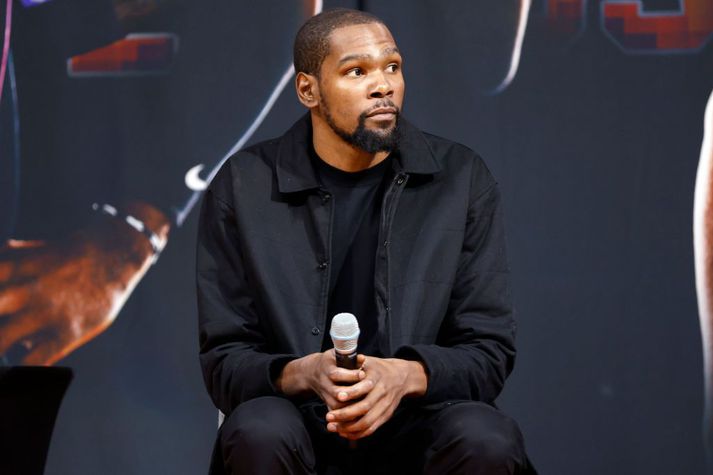 Kevin Durant hefur verið kynntur til leiks hjá Phoenix Suns en þó ekki spilað fyrir liðið vegna meiðsla.